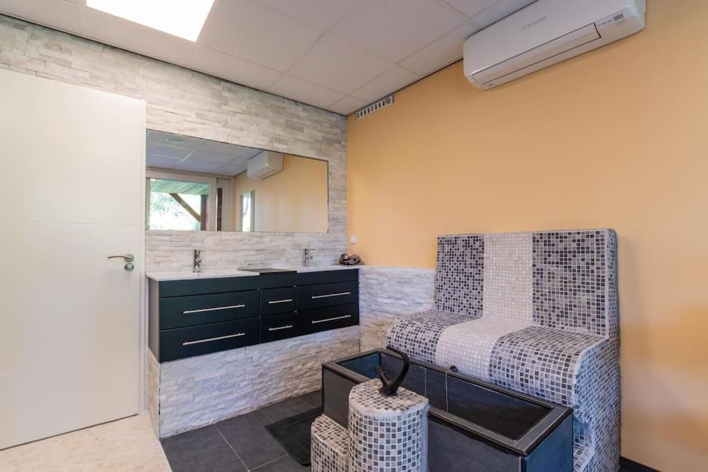 Wellness Studio Tiel Met Sauna En Jacuzzi Exterior photo